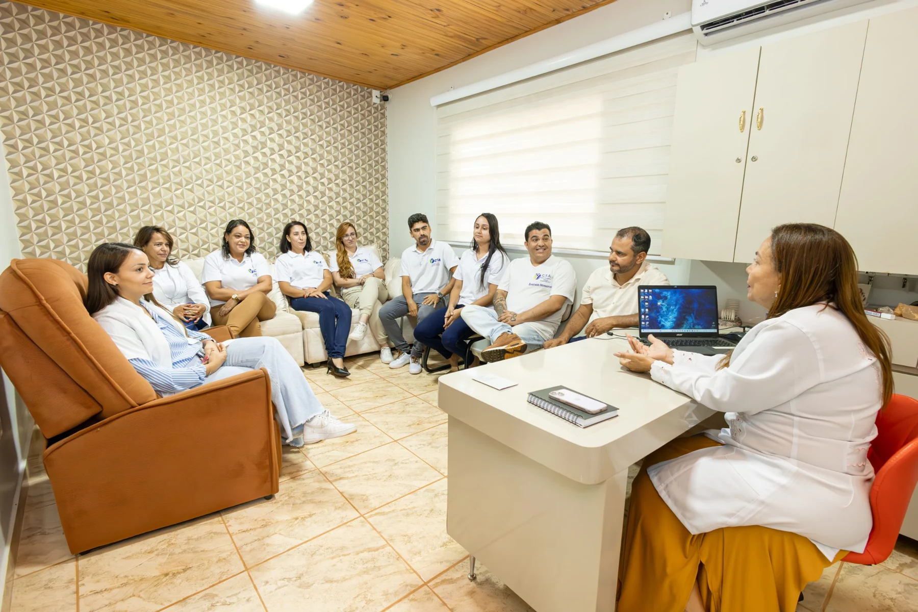 Integrantes da equipe do CTA reunidos ao redor de uma mesa.